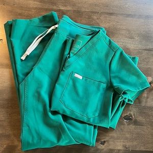 Hunter green figs scrub set.